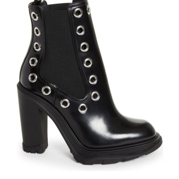 ⭐️⭐️⭐️SOLD ⭐️⭐️⭐️Alexander McQueen Tread Grommet Embellished Chelsea Boot - Picture 15 of 15